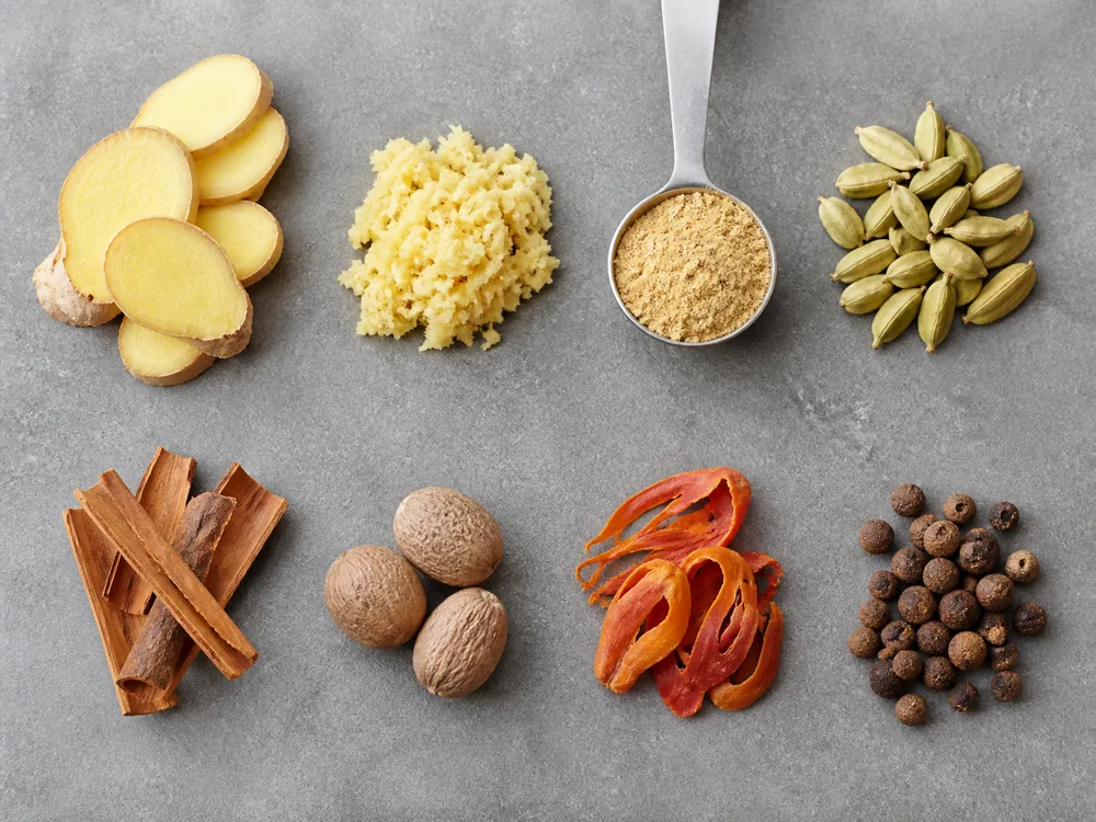 Ground ginger, galangal, turmeric, allspice, mace, and cardamom divided into fresh and dry groups - ginger substitutes | KnowTheSpices
