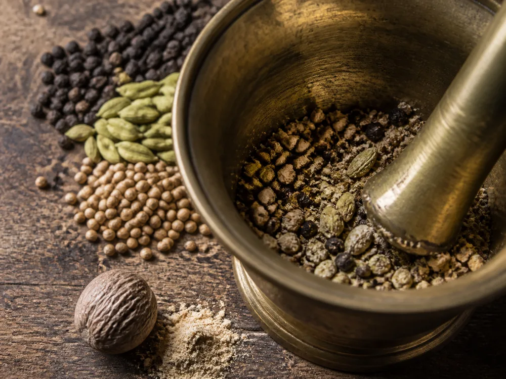 Freshly cracked black pepper and coriander beside dull preground spice - fresh grinding grains of paradise substitute | KnowTheSpices